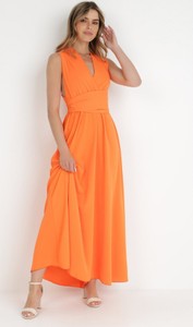 Pomarańczowa sukienka born2be z tkaniny