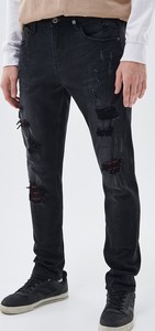 Czarne jeansy Cropp w street stylu