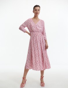 Różowa sukienka Reserved w stylu casual midi z długim rękawem