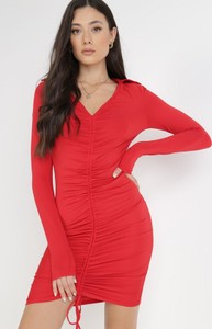 Czerwona sukienka born2be z długim rękawem w stylu casual