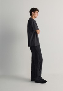 Czarne spodnie Reserved z tkaniny w stylu casual