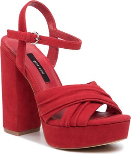 Czerwone sandały Gino Rossi z klamrami