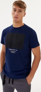 Niebieski t-shirt Diverse w młodzieżowym stylu z krótkim rękawem z nadrukiem