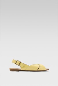 Żółte sandały Lasocki z klamrami w stylu casual z płaską podeszwą
