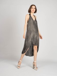 Sukienka ubierzsie.com midi bez rękawów z dekoltem w kształcie litery v