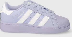 Niebieskie buty sportowe Adidas Originals sznurowane na platformie