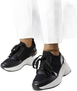 Czarne buty sportowe BM na koturnie sznurowane w sportowym stylu