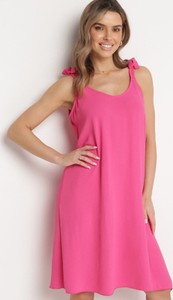 Różowa sukienka born2be w stylu casual na ramiączkach prosta