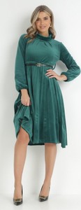 Zielona sukienka born2be z długim rękawem w stylu casual midi
