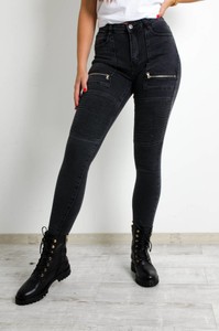 Czarne jeansy Olika w street stylu