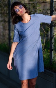 Niebieska sukienka Be mini z długim rękawem z okrągłym dekoltem