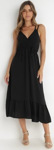 Czarna sukienka born2be na ramiączkach z dekoltem w kształcie litery v