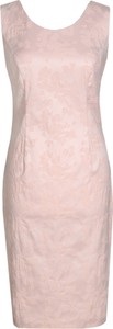 Różowa sukienka Fokus ołówkowa z żakardu midi