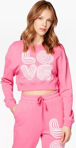 Różowa bluza Love Moschino w młodzieżowym stylu