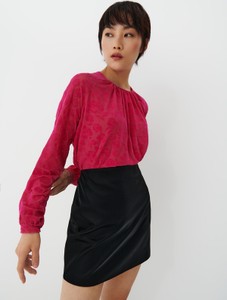 Różowa bluzka Mohito w stylu casual z okrągłym dekoltem
