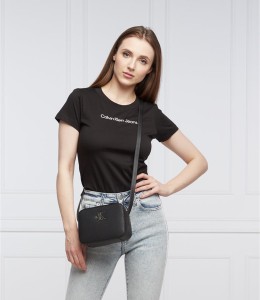 T-shirt Calvin Klein z okrągłym dekoltem z krótkim rękawem w młodzieżowym stylu