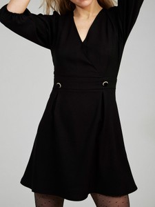 Czarna sukienka Naf naf z dekoltem w kształcie litery v z długim rękawem w stylu casual