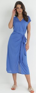 Niebieska sukienka born2be midi z dekoltem w kształcie litery v