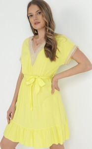 Żółta sukienka born2be z krótkim rękawem mini