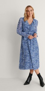 Niebieska sukienka NA-KD z długim rękawem midi