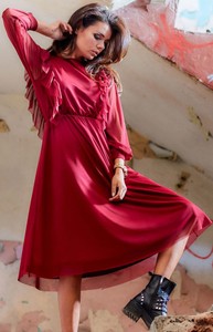 Czerwona sukienka Awama z tiulu midi z długim rękawem