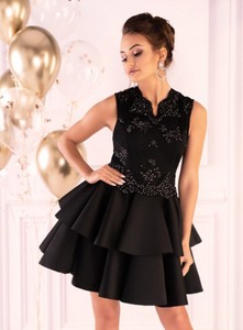 Czarna sukienka MERRIBEL z dekoltem w kształcie litery v bez rękawów
