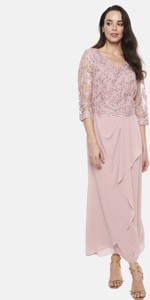 Różowa sukienka POTIS & VERSO z dekoltem w kształcie litery v z tkaniny