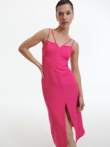 Różowa sukienka Reserved midi na ramiączkach