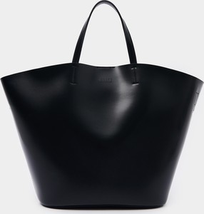 Czarna torebka Mohito na ramię duża w wakacyjnym stylu