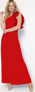Czerwona sukienka born2be bez rękawów rozkloszowana z asymetrycznym dekoltem
