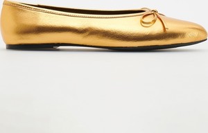 Złote baleriny Reserved ze skóry w stylu casual z płaską podeszwą