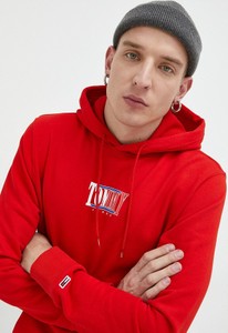 Czerwona bluza Tommy Jeans w młodzieżowym stylu z nadrukiem