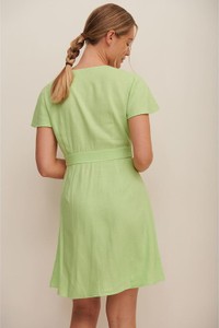 Zielona sukienka NA-KD z krótkim rękawem z okrągłym dekoltem w stylu casual