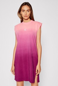 Różowa sukienka Calvin Klein z okrągłym dekoltem