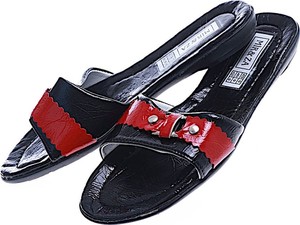 Czarne klapki Pantofelek24 w stylu casual z płaską podeszwą
