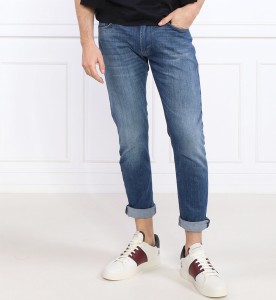 Granatowe jeansy Emporio Armani w street stylu