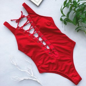 Czerwony strój kąpielowy Maybella w stylu klasycznym