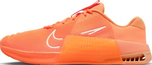 Pomarańczowe buty sportowe Nike sznurowane w sportowym stylu z tkaniny