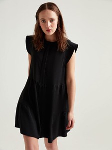 Czarna sukienka BGN w stylu casual mini z krótkim rękawem