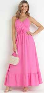 Różowa sukienka born2be
