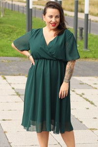 Zielona sukienka KARKO z krótkim rękawem w sportowym stylu