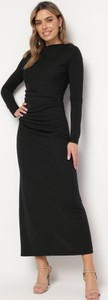 Czarna sukienka born2be z okrągłym dekoltem z długim rękawem