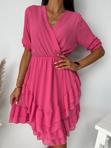 Różowa sukienka ModnaKiecka.pl z krótkim rękawem w stylu casual z dekoltem w kształcie litery v
