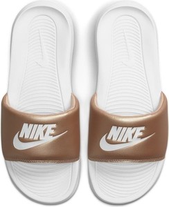 Brązowe klapki Nike z płaską podeszwą