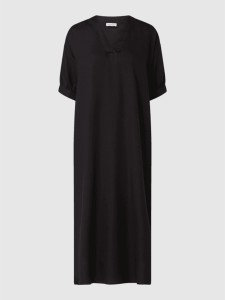 Czarna sukienka ARMEDANGELS z dekoltem w kształcie litery v w stylu casual