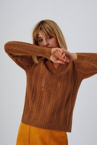 Brązowy sweter Moodo.pl w stylu casual