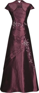 Czerwona sukienka Fokus z dekoltem w karo rozkloszowana maxi