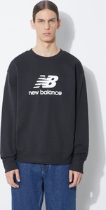 Czarna bluza New Balance z nadrukiem w sportowym stylu
