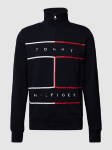 Granatowy sweter Tommy Hilfiger w młodzieżowym stylu