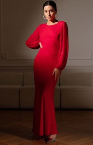 Czerwona sukienka Makover z szyfonu z odkrytymi ramionami